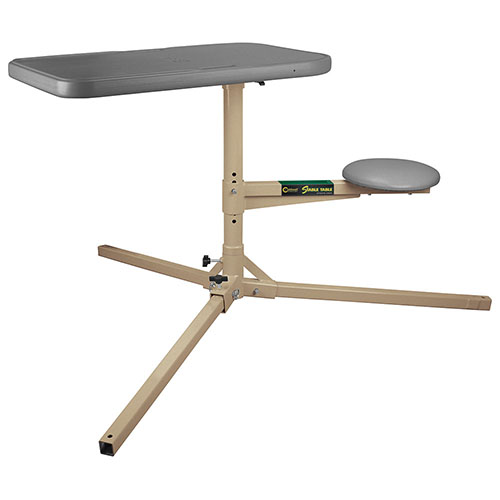 Caldwell Stable Table har et robust tripod-design, justerbar høyde, roterende sete og bord, samt praktiske rengjøringsgafler for enkel skyting og vedlikehold.