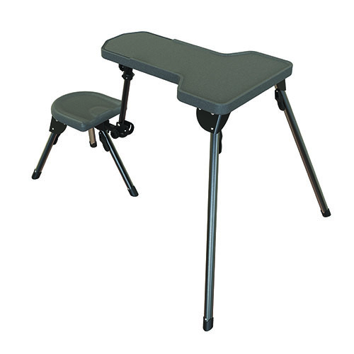 Caldwell Stable Table Lite er lett, holdbar og perfekt for skytebaner. Den har justerbar dybde, roterende sete og tåler alle værforhold.