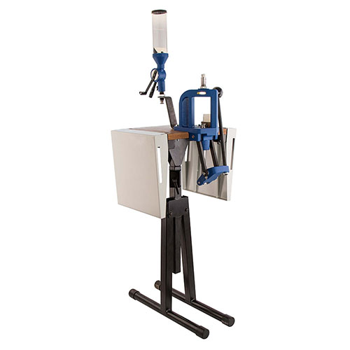 Frankford Arsenal® Platinum Series Reloading Stand er perfekt for begrenset plass, med foldbart bord og ramme, samt solid treseksjon for press og verktøy.