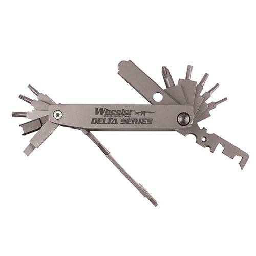 Wheeler Delta Series Compact AR Multi-Tool er et holdbart verktøy i rustfritt stål, perfekt for justeringer og rengjøring av karbon, alltid klart i det medfølgende belteet.