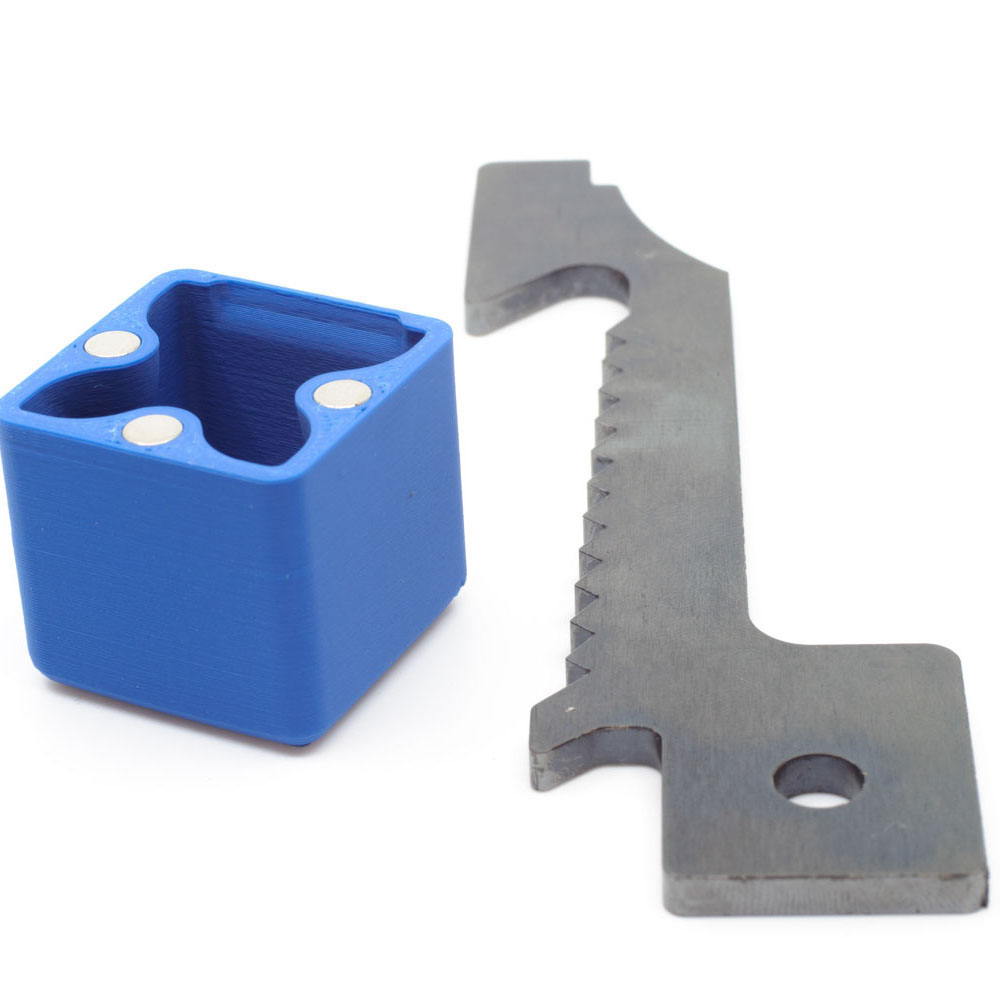 ARMANOV Primer Magazine Tube Discharge System fjerner eide tennstifter fra Dillon Super 1050 effektivt, med magnetisk feste for å unngå tapte tennstifter.