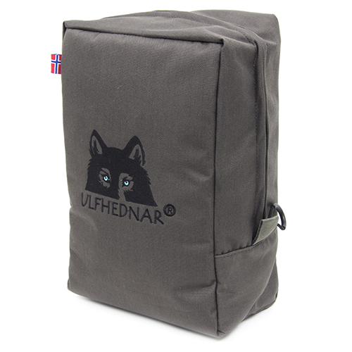 ULFHEDNAR Molle Pocket er en robust og romslig lomme laget av slitesterk cordura, med glidelås for enkel tilgang og Molle-system for enkel festing.