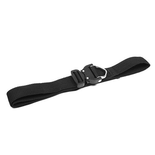 ULFHEDNAR Cobra Belt har en stor cobra-spenne med D-ring, perfekt for å stabilisere riflen din ved skyting med tripod eller bakke.