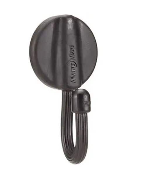 Nite Ize 2" Gear Tie Mountable fester på de fleste glatte overflater med 3M® Acrylic Plus Tape™, perfekt for innendørs og utendørs bruk.