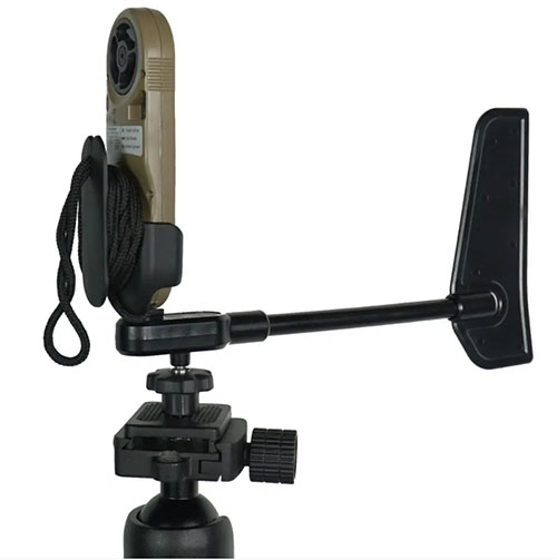 Kestrel Vane Mount sikrer stabil måling av vindhastighet og retning, perfekt for Kestrel 2700, og monteres enkelt på stativ for presise værdata.