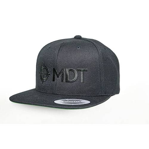 MDT snapback i svart med MDT-logo foran kan tilpasses og passer alle hoder, perfekt for både skyttere og hverdagsbruk.
