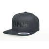 MDT snapback i svart med MDT-logo foran kan tilpasses og passer alle hoder, perfekt for både skyttere og hverdagsbruk.
