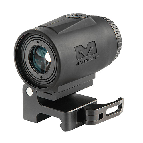 MEPRO MMX4 er en lett, robust 4x forstørrer med flip-mount som gir rask overgang mellom forstørret og uforsøkt visning, uten behov for re-zeroing.