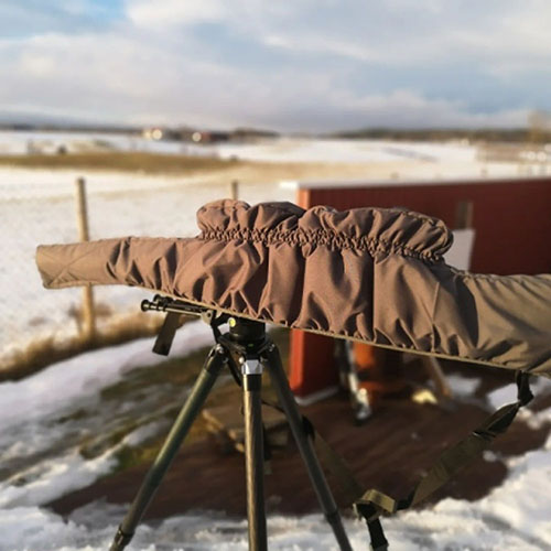 ULFHEDNAR Universal All Weather Cover beskytter rifler og optikk mot vær og vind, perfekt for transport mellom jaktsteder eller konkurranser.