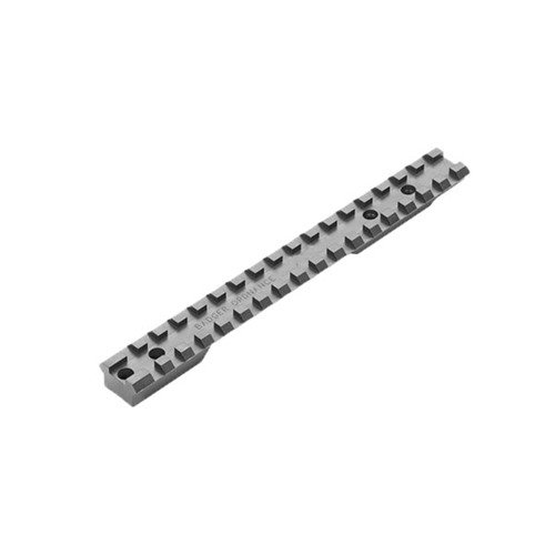 Badger Ordnance Remington Long Action Scope Rail har en robust stålbase med innebygd 20 MOA vinkel, perfekt for langdistanse skyting uten å overskride elevasjonen.