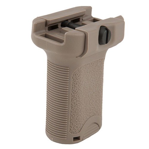 PICATINNY BCMGUNFIGHTER SHORT VERTICAL GRIP gir en forbedret kontroll med sitt ergonomiske design, reversibel montering og oppbevaringsrom for tilbehør.