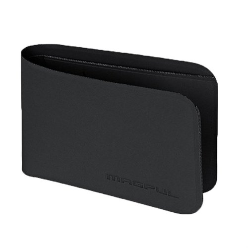 Magpul DAKA Bifold Wallet er slank, holdbar og romslig, laget av polymer-infusert materiale som er kjemikalieresistent og perfekt for EDC og reise.