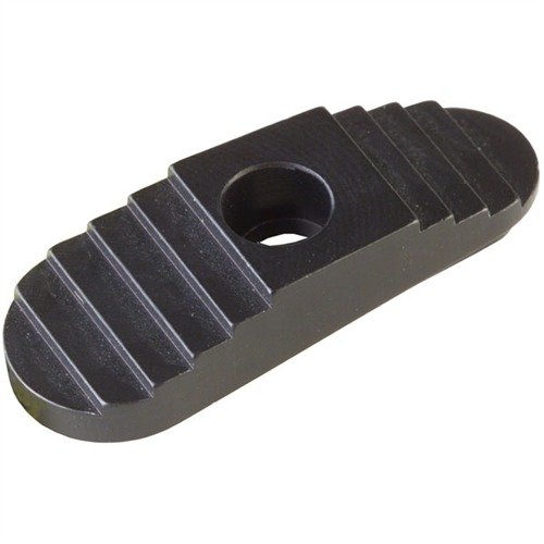 MOSSBERG 500/590 OVERSIZED SAFETY gir enklere sikkerhetsengasjement med sin større overflate, høyere høyde og bedre grep for pålitelig bruk.