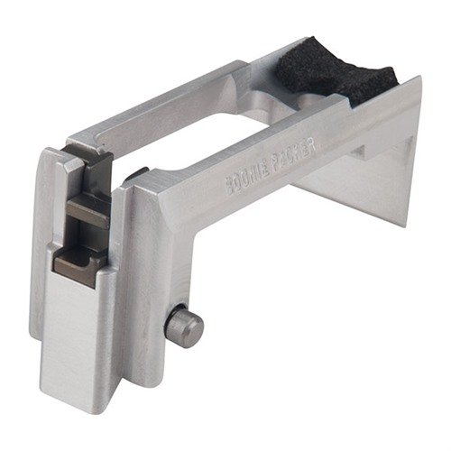 Denne enkle adapteren lar deg bruke Smith & Wesson M&P15-22 magasiner i AR-15 med .22 LR upper, og har en bolt catch som låser bolten etter siste skudd.