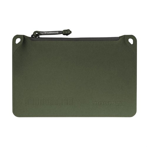 Magpul DAKA Pouch Small er laget av slitesterkt polymermateriale, har YKK AquaGuard® glidelås og holder innholdet tørt under de fleste værforhold.