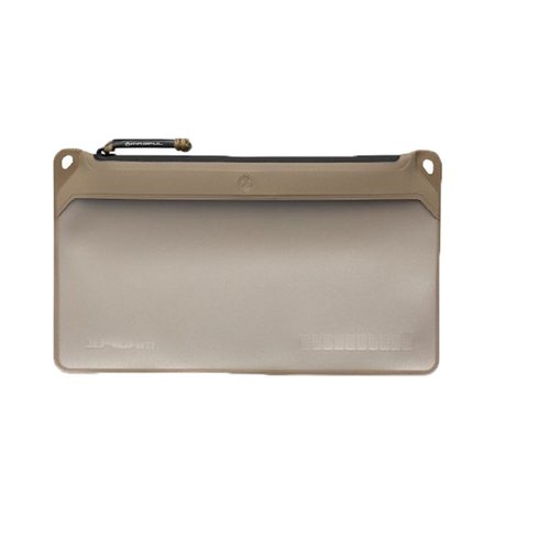 Magpul DAKA Medium Window Pouch gir organisering med vanntett YKK® glidelås, RF sveiste sømmer og et gjennomsiktig vindu for enkel tilgang til utstyret.