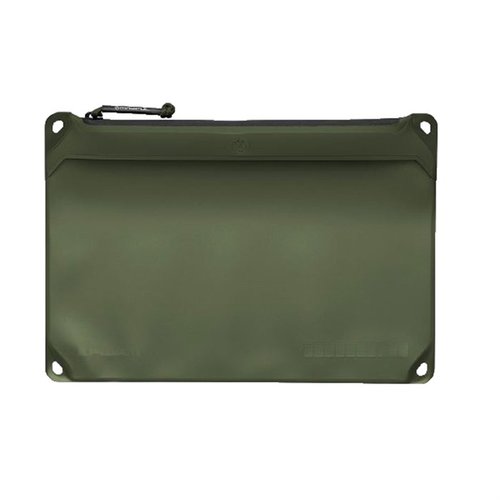 Magpul DAKA Pouch er laget av slitesterkt polymerstoff med RF-sveising, YKK AquaGuard® glidelås og vindu for enkel organisering av utstyr.
