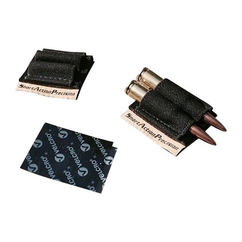 Hold to ekstra runder lett tilgjengelig med SAP Two Round Holder, som festes med Velcro nær utdømmingsporten på de fleste rifler.