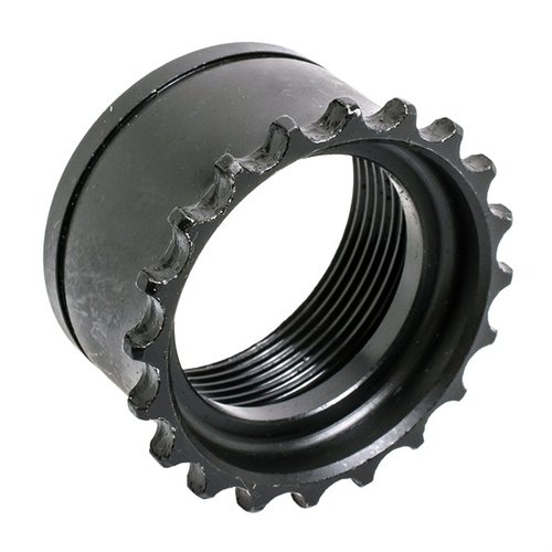 CMMG AR-15 barrel nut er laget av stål, har en svart finish og er designet for mil-spec løp og upper receivers, perfekt for oppgradering av din AR-15.