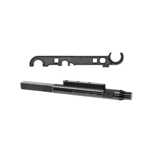 Midwest Industries AR Armorer's Wrench er ideell for 5.56 og 7.62 AR-våpen, med funksjoner som barrel nut verktøy, A2 wrench, og en solid 4140 stål konstruksjon.