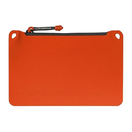Magpul DAKA Pouch liten er laget av slitesterkt polymerstoff, har vanntett YKK® glidelås og holder utstyret ditt tørt i vått vær, perfekt for utendørs eventyr.