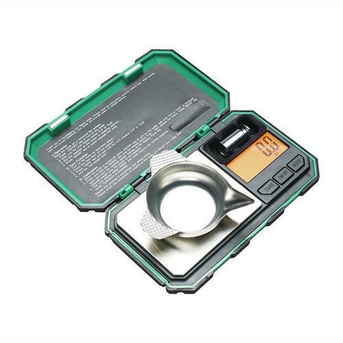 RCBS Pocket Scale har en kapasitet på 1500 grain og nøyaktighet på 0.10 grain, med lettlest digital skjerm og robust design. Inkluderer batterier og veiefat.