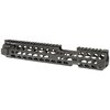 To-delte AR-15 Free Float M-Lok håndguarder fra Midwest Industries, lettvektsdesign, solid lås, monolitisk toppskinne og plass til ekstra tilbehør.