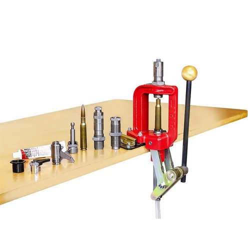 Lee Classic Cast Reloading Kit for 50 BMG gir deg en robust presse med 2-die sett, Shell Holder, Ram Prime og Case Lube, perfekt for presis omforming.