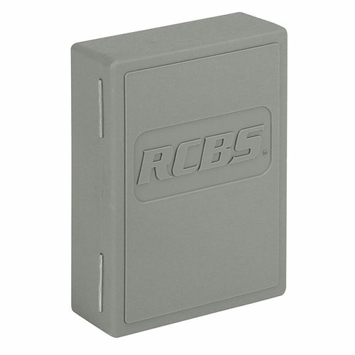 RCBS Die Storage Box har en unik cradle-design som holder opptil tre dies sikkert når de ikke er i bruk, og inkluderer også etikett for ladedata og rustbeskyttende disk.