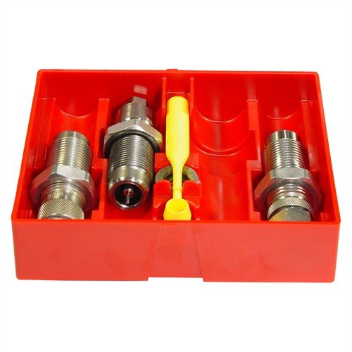 Denne PISTOL CARBIDE 3 DIE SET inkluderer Carbide Full Length Sizing Die, Bullet Seating Die, Powder Thru Expanding Die, og krever ingen sizing lube.