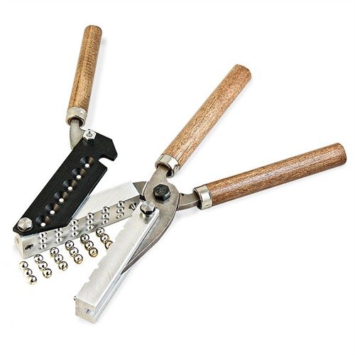 Lee Eighteen cavity Buckshot mould tilbyr presisjonsmaskinering som gir 18 sammenkoblede kuler per støp, og lar deg støpe over 2000 kuler i timen.