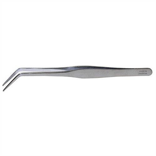SHOP TWEEZERS, ANGLE-POINT er 17,1 cm lange og nikkelfordelt, perfekte for presisjonsarbeid og allsidig bruk i våpenreparasjon og tilbehør.