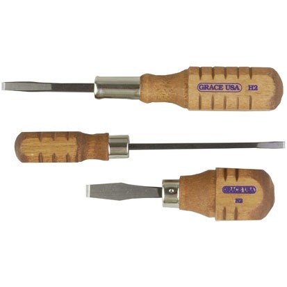 COLT SCREWDRIVER SET fra GRACE USA er et komplett sett med pre-ground skrutrekkere, perfekt for Colt SAA-skrueapplikasjoner. Inkluderer 3 skrutrekkere i praktisk etui.