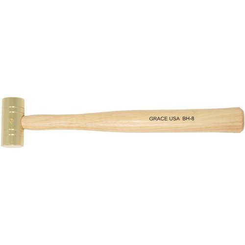 GUNSMITH'S BRASS HAMMER fra Grace USA er en holdbar, presis og balansert hammer med ergonomiske hickory-håndtak, perfekt for delikate gunsmithing-oppgaver.