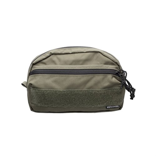 Spiritus Systems CCS Pouch gir stor lagringskapasitet, har MOLLE-feste, er laget av 500D Cordura nylon og har doble glidelåser for sikker oppbevaring.