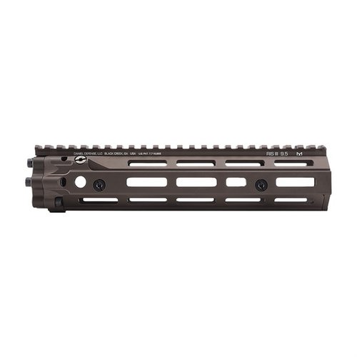 Daniel Defense RIS III Rail gir økt nøyaktighet med en free-floating design, lett aluminiums konstruksjon, 7 M-LOK festepunkter og integrerte QD fester.