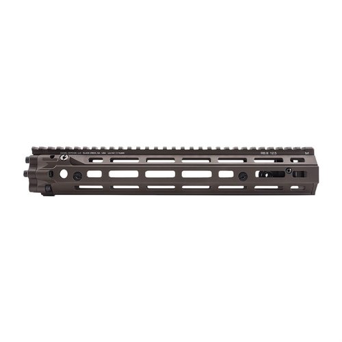 Daniel Defense RIS III Rail tilbyr en lettvekts, robust design med M-LOK festepunkter, fri-flytende løp for økt presisjon og militær spesifikasjon.