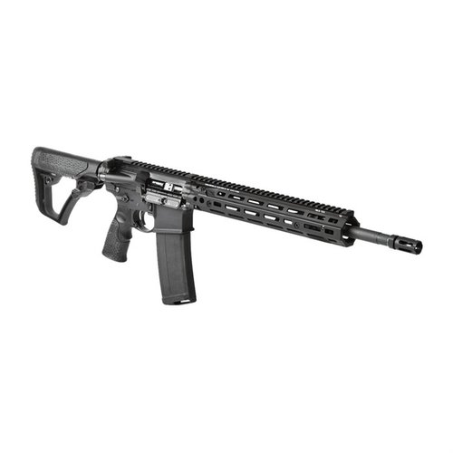 DD4 RIII 5.56MM er en lettvekts, ambidextrous rifle med 16" løp, 12.5" RIS III rail for M-LOK tilbehør og pålitelig mid-length gassystem for redusert rekyl.