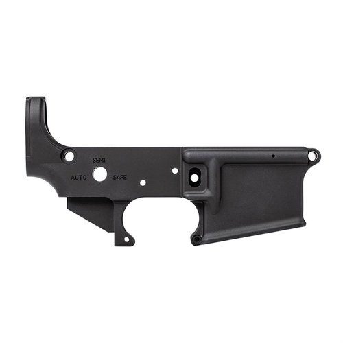 Aero Precision M4A1 Clone Lower Receiver har tilpasset gravering, inkludert U.S.A. eiendom og sikkerhetsmarkeringer, perfekt for din M4A1 klonebygg.