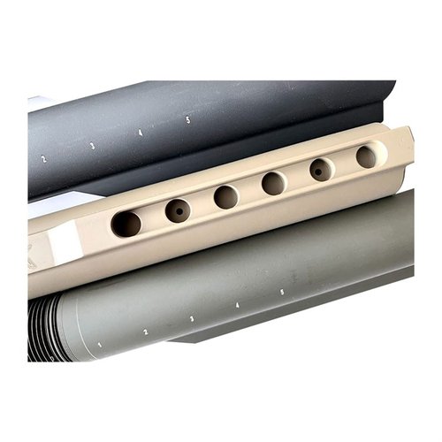 REF Receiver Extension er laget av 7075 aluminium, har 6 posisjoner, ekstra dreneringshull og lasergraverte indikatorer for enkel justering. Cerakote svart.