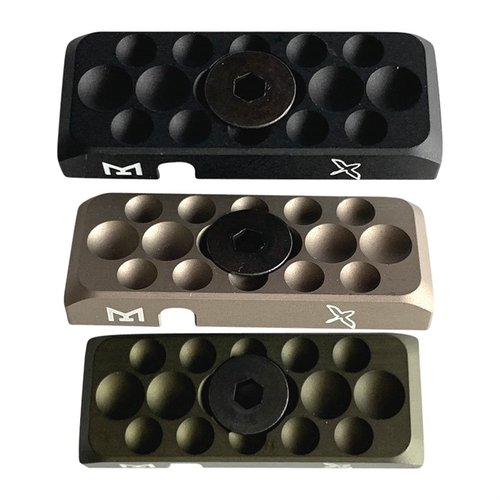 M-LOK Cable Management Panel gir sikker og skjult kabelruting, laget av solid 6061 aluminium, og passer perfekt i MLOK spor. Finnes i flere farger.