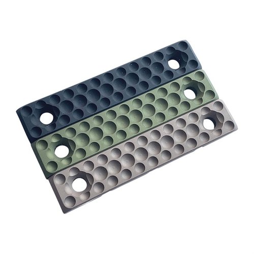 M-LOK Cable Management Panel beskytter og ruter kabler sikkert under, med mulighet for 90° og 180° svinger, laget av 6061 aluminium og Type III anodisert.