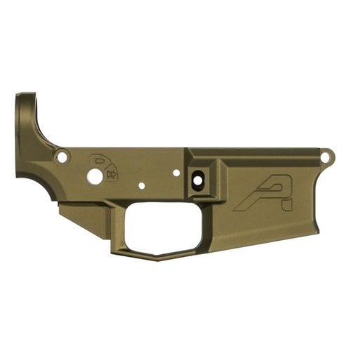 Aero Precision M4E1 Stripped Lower Receiver gir styrken fra en maskinert receiver med enkel kompatibilitet, flared magwell og integrert triggerguard for optimal ytelse.