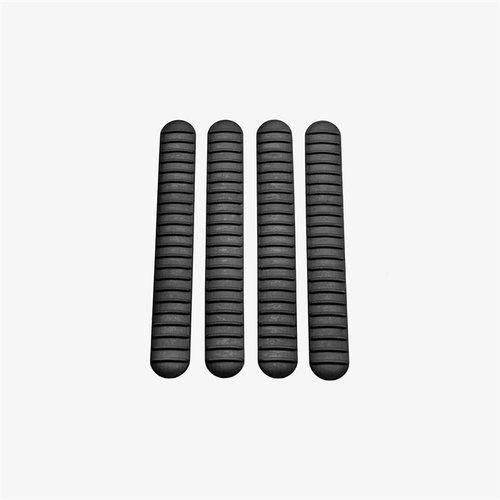 M-LOK® Rail Covers fra B5 SYSTEMS gir et lavprofilert grep med høy varme- og kjemikalieresistens, passer de fleste rails og håndtak, selges i pakker på 4.