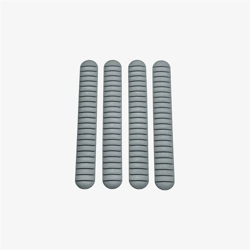 M-LOK RAIL COVERS fra B5 SYSTEMS gir et sikkert grep med varme- og kjemikaliebestandig materiale, passer de fleste rails og selges i pakker på 4.