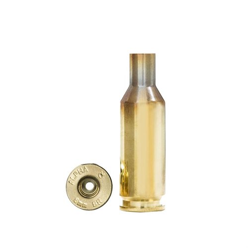 Alpha 6mm BR brass med Small Rifle primerlommer, 100 stk i beskyttende plastkasser, designet for lang levetid og høy ytelse under press.