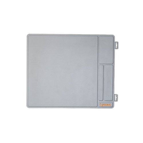 Beskytt våpenet og arbeidsbenken din med Lyman Armorer's Mat. Den kjemikalieresistente overflaten har oppbevaringsrom for å holde deler organisert.