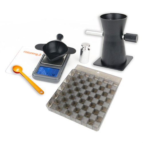 Lyman Powder Handling Starter Set gir nøyaktig måling med Pocket Touch 1500 Digital Scale, justerbar E-ZEE Flo Trickler og Universal Loading Block for stabilitet.