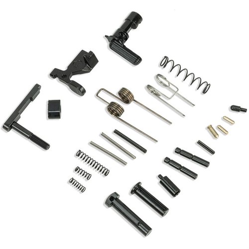 AR-15 LOWER PARTS BASIC BUILD KIT gir deg alt du trenger for å fullføre AR-15 bygget ditt, inkludert Mil-spec deler for pålitelig ytelse.