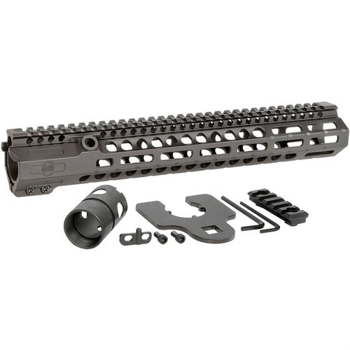 MIDWEST INDUSTRIES COMBAT RAIL HD M-LOK håndbeskyttere gir maksimal stivhet, minimalt treffpunktforskyvning og er laget av slitesterk 6061 anodisert aluminium.